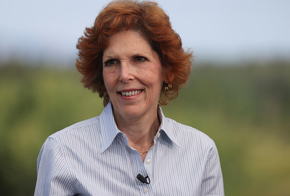 Loretta J. Mester, presidenta y directora ejecutiva del Banco de la Reserva Federal de Cleveland, observa el Parque Nacional Teton, donde los líderes financieros de todo el mundo se reunieron para el Simposio Económico de Jackson Hole en las afueras de Jackson, Wyoming, EE. UU., 26 de agosto de 2022. REUTERS/ Jim Urquhart