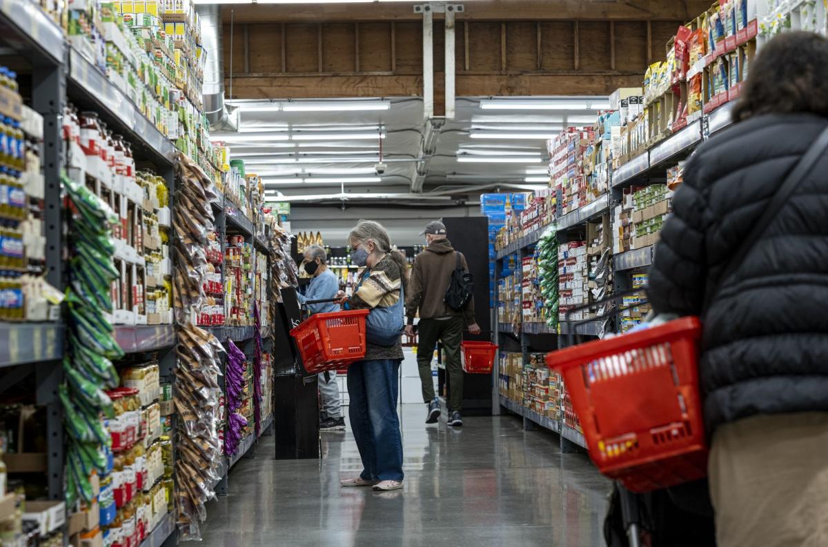 Yellen nota el problema de la inflación, pero aún ve un camino de aterrizaje suave