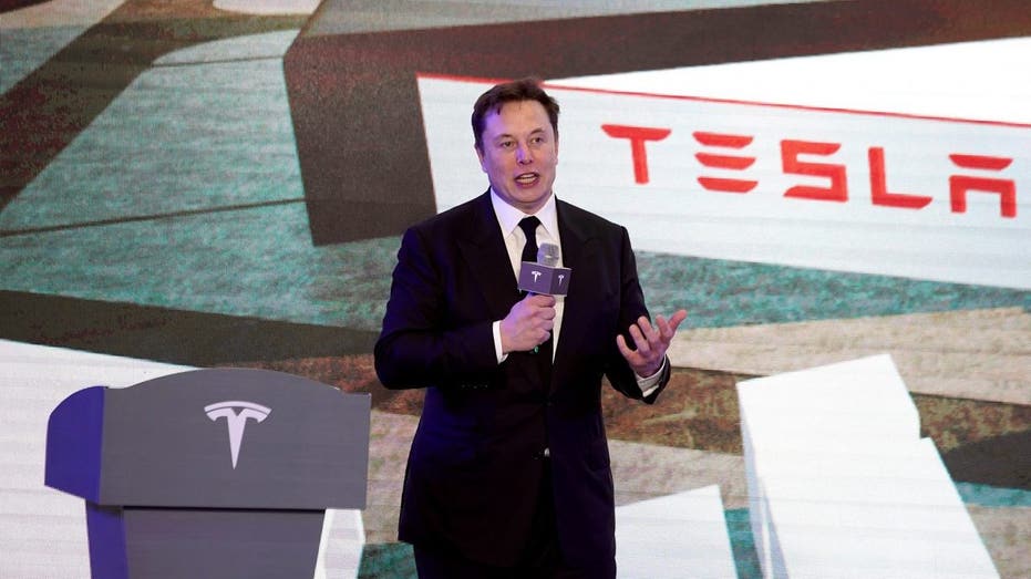 Elon Musk da un discurso en Shanghai