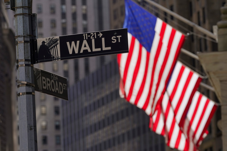 ARCHIVO - Las banderas estadounidenses ondean frente a la Bolsa de Valores de Nueva York el viernes 2 de septiembre de 2019. 23, 2022, en Nueva York. La última ronda de ganancias corporativas está dejando a Wall Street con una confusa sensación de alivio y ansiedad persistente. Las empresas se encuentran en medio de una