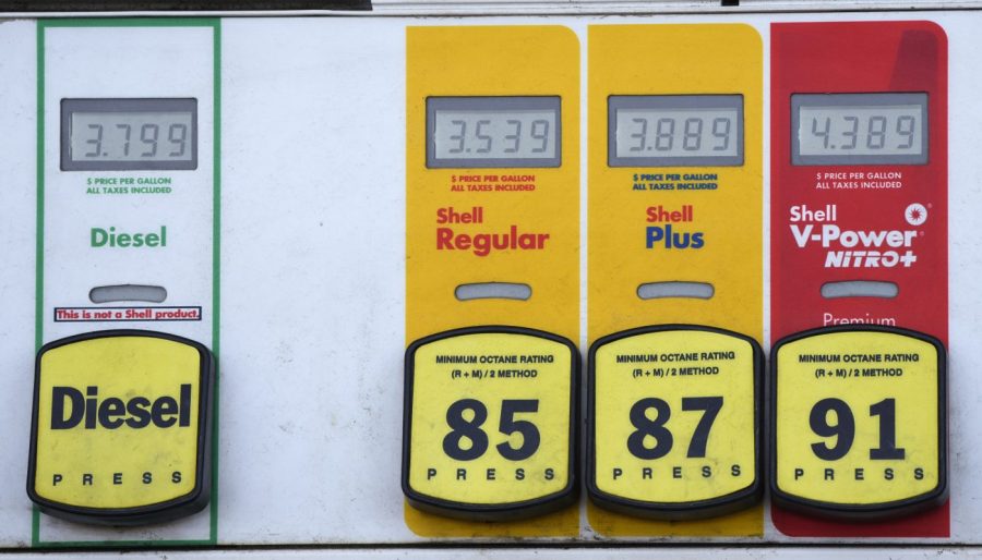 Los precios y los grados de la gasolina se muestran en una bomba en una gasolinera Shell el viernes 26 de mayo de 2023 en Commerce City, Colorado. Los precios al consumidor en los Estados Unidos se enfriaron el mes pasado, aumentando solo un 0,1% de abril a mayo y extendiendo la disminución constante de la inflación del año pasado. (Foto AP/David Zalubowski)