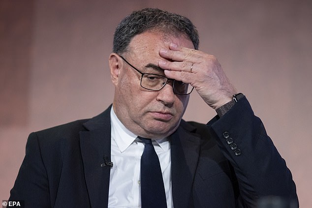 Los datos alimentaron los temores de que la inflación se haya arraigado en la economía, aumentando la presión sobre el Banco de Inglaterra para que responda la próxima semana.  En la foto, el gobernador Andrew Bayey