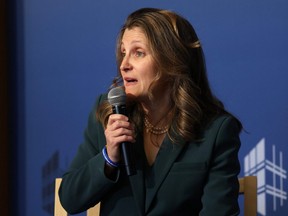 La ministra de Finanzas, Chrystia Freeland, pronuncia un comentario durante un evento en el Instituto Peterson de Economía Internacional en Washington, DC, el 12 de abril de 2023.