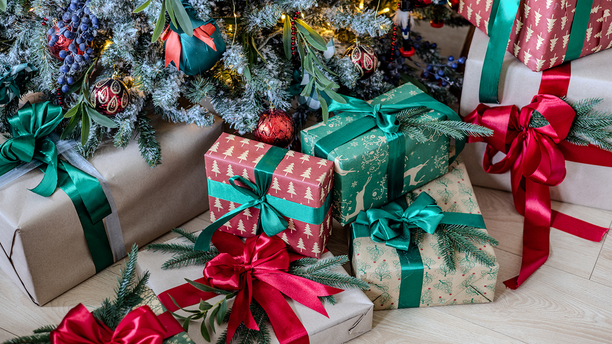 Regalos bajo el árbol de Navidad.