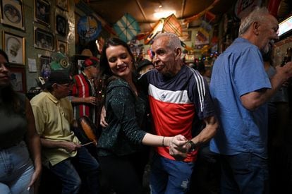 La gente baila durante un recorrido de ocho horas organizado por varios bares y restaurantes para mejorar sus ventas, el 30 de diciembre.
