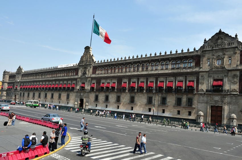 MXN cae bajo presiones inflacionarias