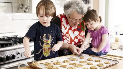 Getty Images Abuela horneando con sus nietos