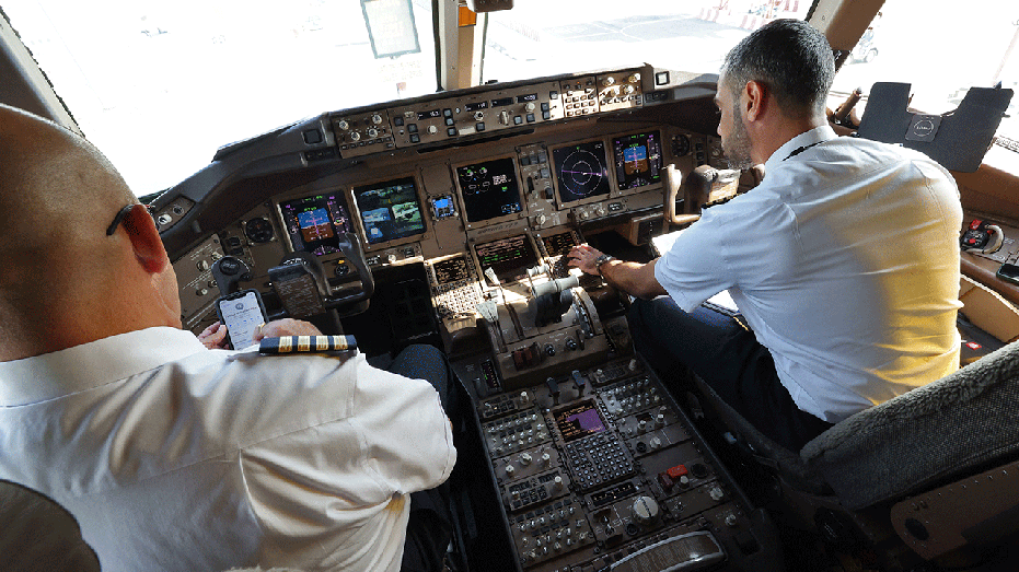 Dos pilotos en el avión.