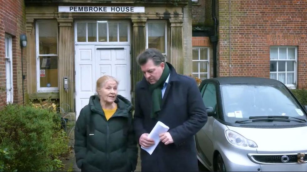 Jenny Fidler, 78 y presentador de noticias de GB, Liam Halligan afuera de Pembroke House