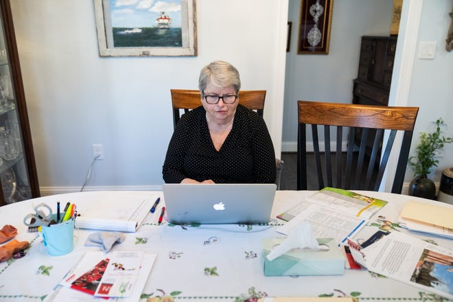 Virginia Crespo envía correos electrónicos a su casa por su trabajo voluntario el 21 de marzo de 2024. Crespo no planeaba jubilarse a los 55 años en 2002. Tenía dos hijos en la universidad y un buen trabajo que le encantaba: enseñar en una escuela secundaria en los suburbios cerca de Annapolis, pero Crespo también vivía con fibromialgia, una enfermedad crónica que causa dolor, fatiga y confusión mental.