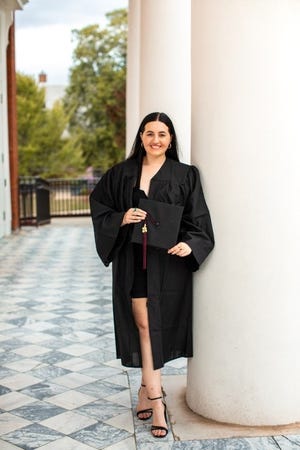 Hannah Maines con su toga de graduación en la Universidad de Auburn