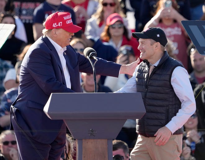El expresidente Donald Trump hace campaña para la reelección con el representante Jim Jordan, republicano por Ohio, en Dayton el 16 de marzo de 2024.