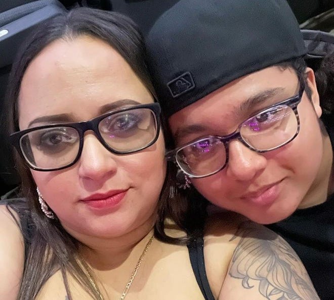 Arad Ginez, de 16 años, y su madre, Annabelle Moldondo.