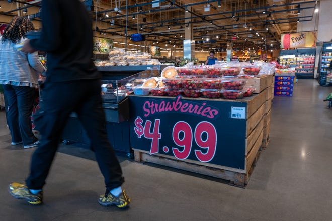La gente compra en una tienda de comestibles en Brooklyn el 11 de julio de 2024 en Nueva York.