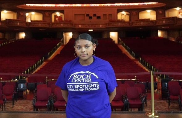 Mia Gardner, de 16 años, es parte del Programa de Liderazgo de Verano City Spotlights en el Boch Center, una organización artística y cultural sin fines de lucro y socio empleador del Programa Juvenil de Verano de la ciudad de Boston.