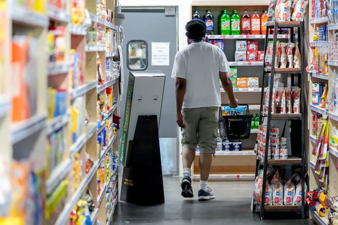 Los compradores caminan el 10 de julio por el Eastpoint Market en la ciudad de Oklahoma.