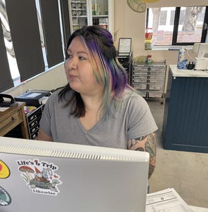 Tara Thakoper, una amiga, trabajando en una tienda de cannabis en Edmond.