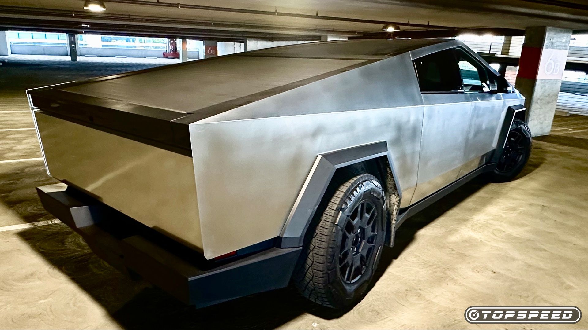 Pantalla 3/4 en la parte posterior de la parte trasera y viajar en la serie de motores dobles de la Fundación Tesla Cyberter 2024 en estacionamiento en estacionamiento