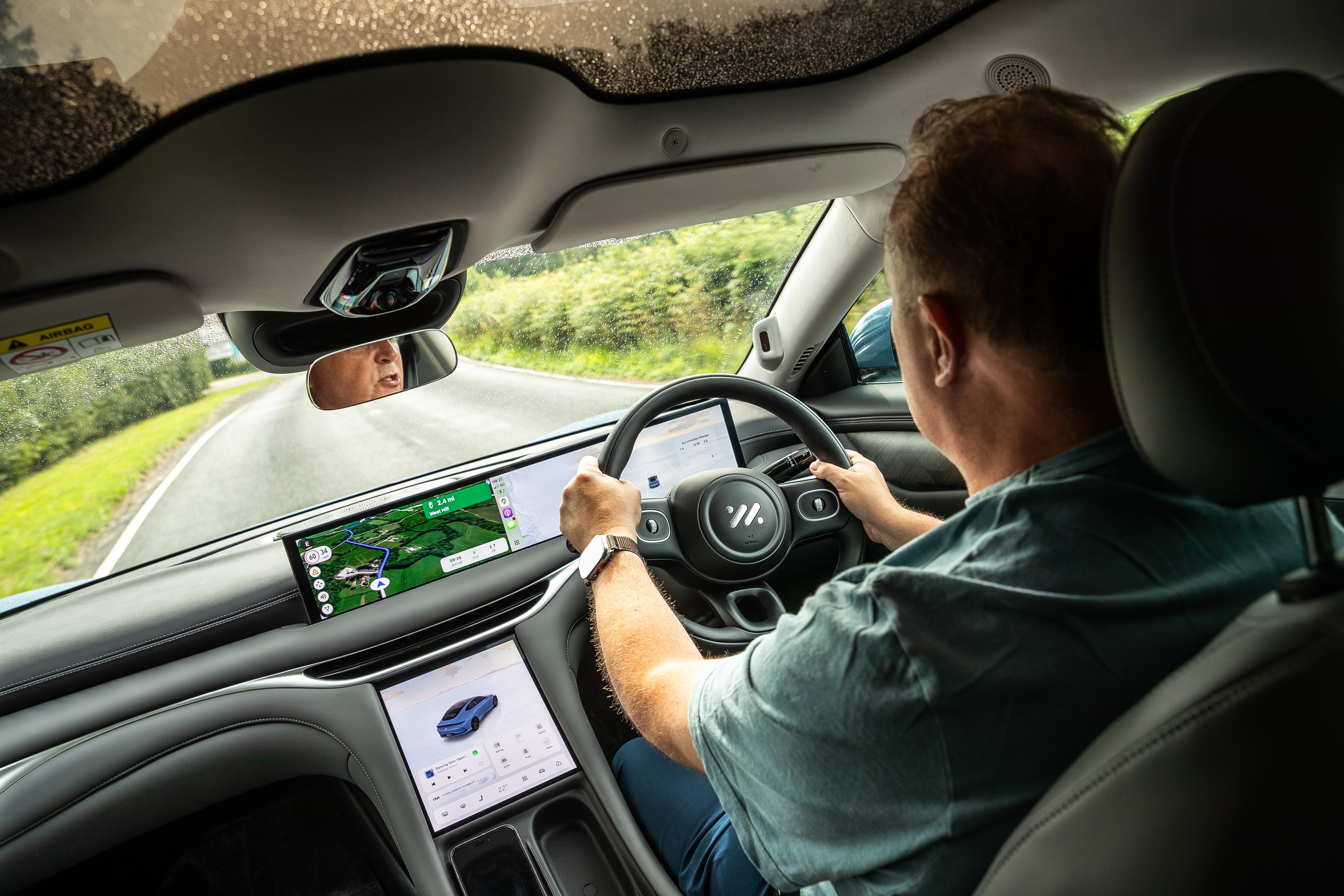 El interior de MG IM5 espacioso y de alta calidad, pero controlado por dos pantallas grandes