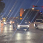 Múltiples modelos de YS Tesla Robotaxi YS y Cybertucks con equipos LiDAR y exulación ganadora en Austin, Texas.