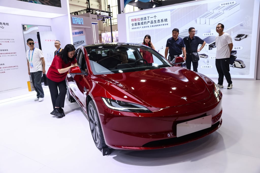 Los visitantes revisan el vehículo eléctrico de Tesla en exhibición en la tercera exposición internacional de la cadena de suministro en China en Beijing el 16 de julio de 2025. Foto: EPA Los visitantes revisan el vehículo eléctrico de Tesla en exhibición en la tercera exposición internacional de la cadena de suministro en China en Beijing el 16 de julio de 2025. Foto: EPA