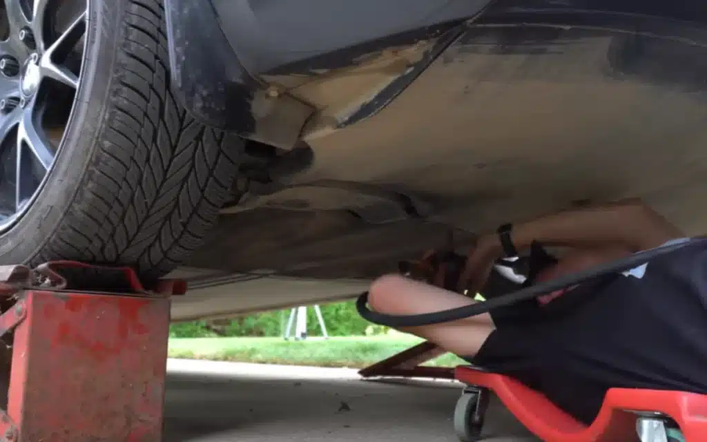 Yotver Michigan abrió Tesla 3 -Modelo después de 36,000 millas y reveló más de 32 libras de tierra llena escondida dentro de los paneles del automóvil