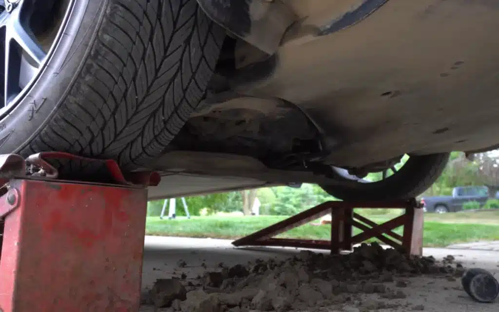 Yotver Michigan abrió Tesla 3 -Modelo después de 36,000 millas y reveló más de 32 libras de tierra llena escondida dentro de los paneles del automóvil
