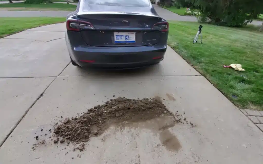 Yotver Michigan abrió Tesla 3 -Modelo después de 36,000 millas y reveló más de 32 libras de tierra llena escondida dentro de los paneles del automóvil