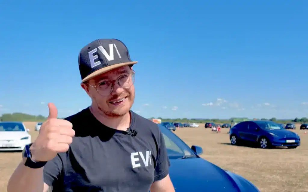 Un hombre toma su ruta de carrera de $ 7,800 Tesla Model S 85 a la pista de carreras, lleva el EV a sus límites para ver si puede manejar una tensión de alta velocidad o romperse en un intento