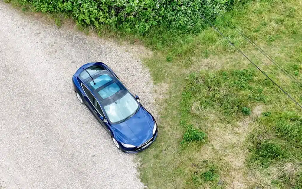 Un hombre toma su ruta de carrera de $ 7,800 Tesla Model S 85 a la pista de carreras, lleva el EV a sus límites para ver si puede manejar una tensión de alta velocidad o romperse en un intento