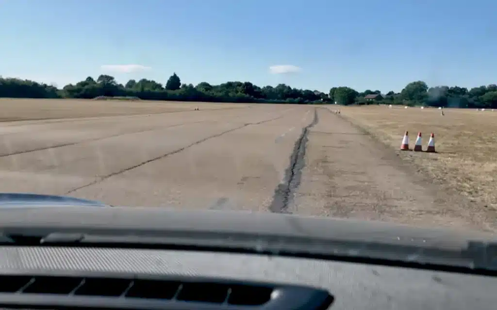 Un hombre toma su ruta de carrera de $ 7,800 Tesla Model S 85 a la pista de carreras, lleva el EV a sus límites para ver si puede manejar una tensión de alta velocidad o romperse en un intento