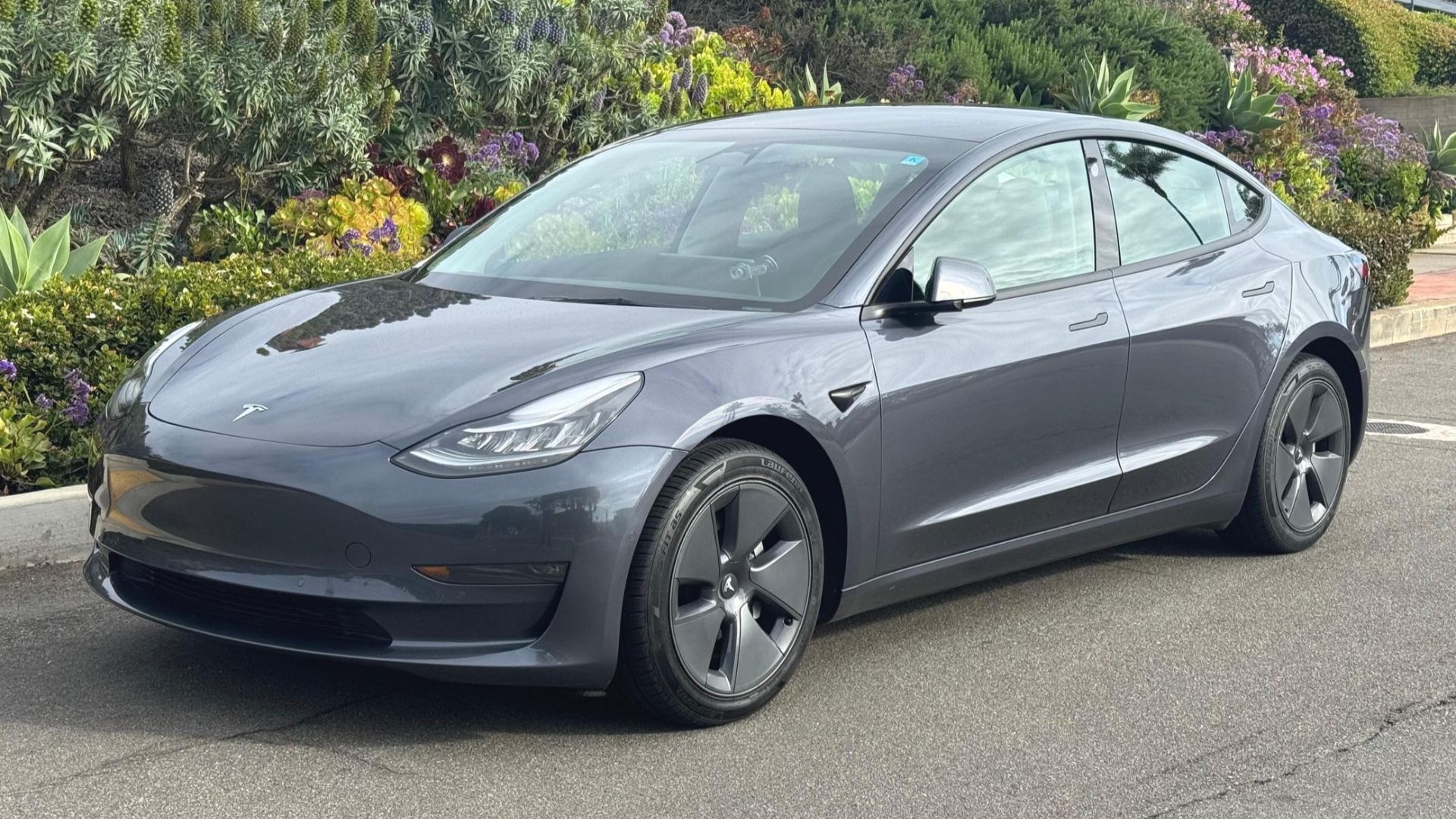 2022 Tesla Modelo 3 Kadmi cerca del trimestre