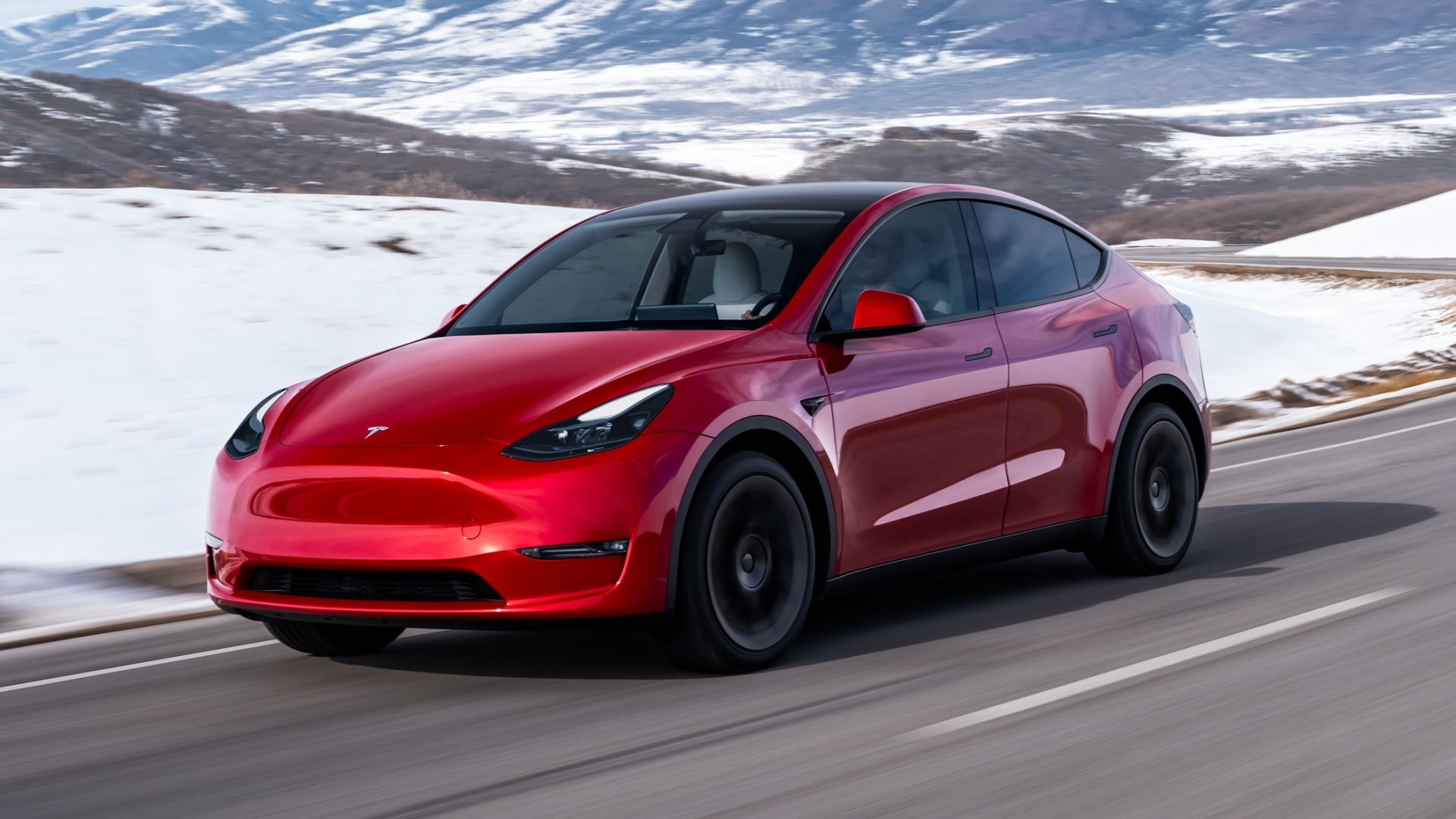 Red 2023 Tesla Modelo Y Modelo en conducción de carretera adecuada