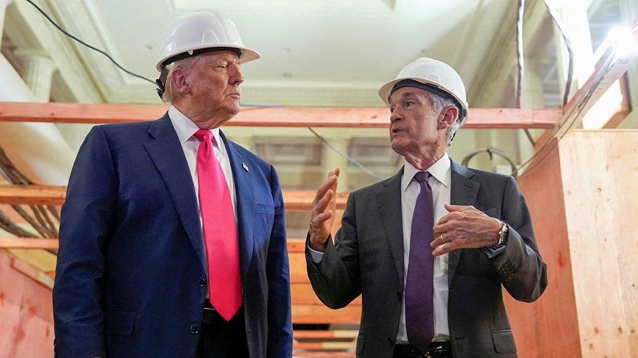 Trump y poder en un recorrido por el edificio de la Fed