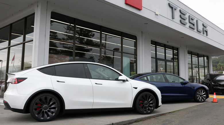Tesla Modelo Y y Modelo 3 que estacionó en una tienda Tesla en California