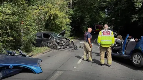 El accidente automovilístico de Rebecca Mason con dos personas paradas sobre un automóvil