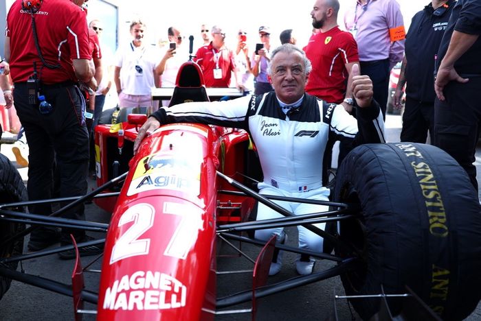 Jean Elsi se está preparando para conducir en Ferrari