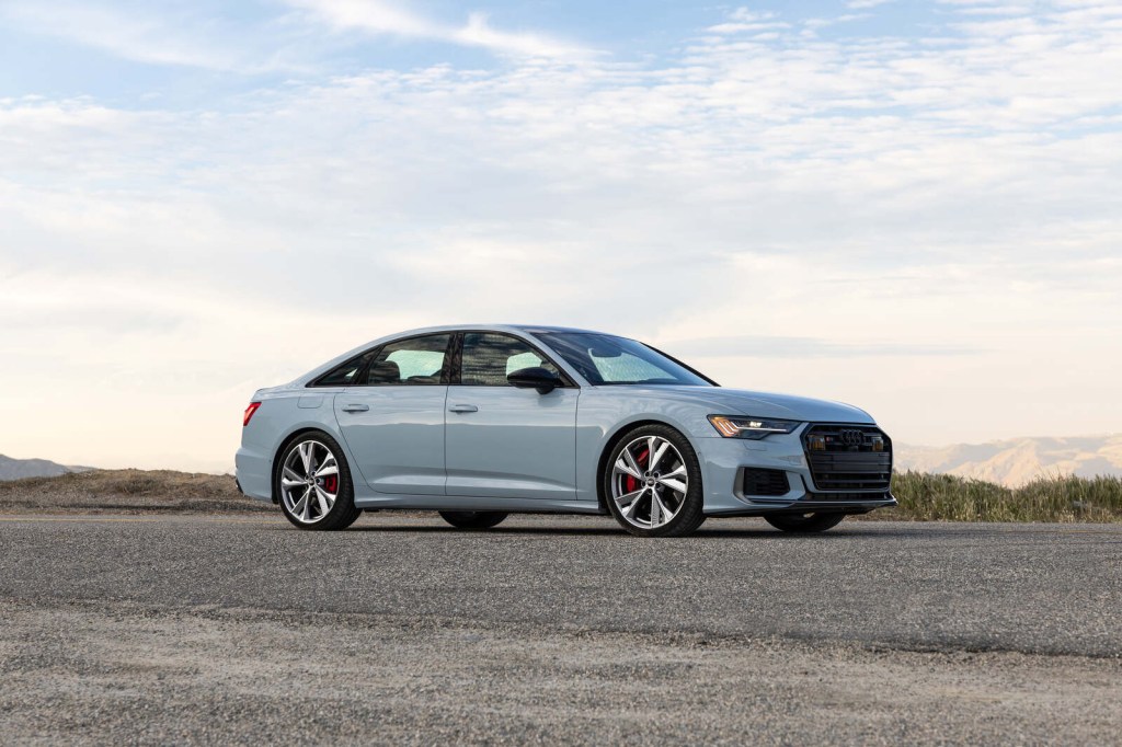 Audi S6 2025 estacionado en una exhibición de extrema derecha a -Cornerstone