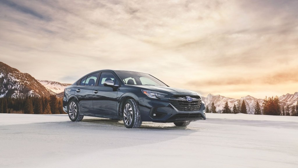 Sadan Sedan de Generation First 2025 Darkest Subaru estacionado en el aspecto delantero derecho
