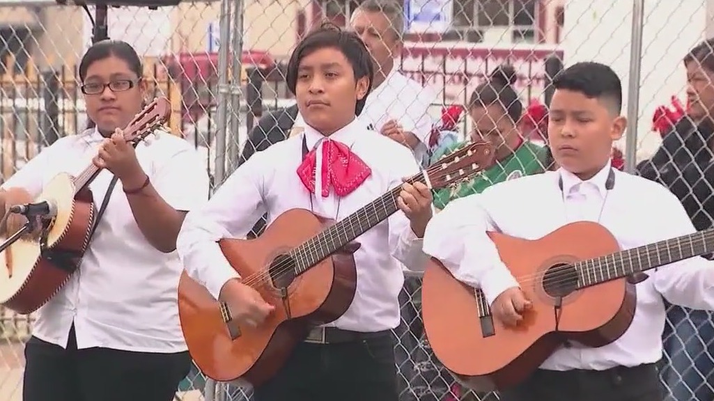 A pesar de las preocupaciones sobre las redadas de inmigración, el desfile de la independencia mexicana de Chicago sigue siendo