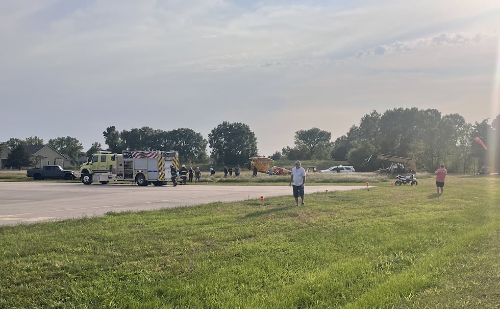 Las pequeñas secciones de avión en la parte superior del automóvil en el campo de Stirman el domingo por la tarde.