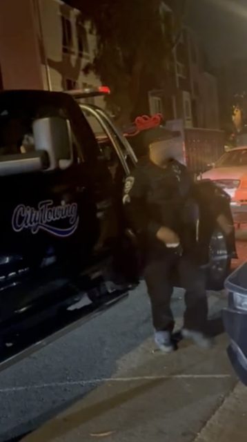 Un oficial de policía está de pie junto a una grúa titulada 