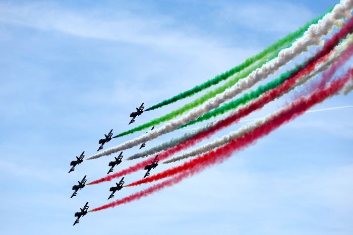 Flying presenta la bandera italiana antes de la gran F1 de Italia.