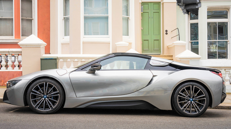 BMW i8 Money Hanna en el vecino con casas detrás.