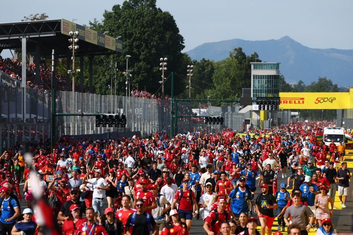 Los fanáticos inundan la ruta después de la carrera durante el Grand F1 de Italia.