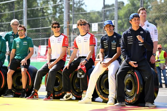 Fernando Alonso, Aston Martin Racing, Esteban Okon, SS Group F1, Oliver Earman, SS Group F1, Carlos Seinez, Williams, Alexander Albon, Williams