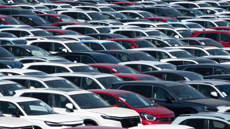Nuevos autos Honda que recientemente no están registrados en un patio de almacenamiento cuando esperan el envío de agencias de automóviles en el puerto de Bristol el 6 de mayo de 2025 cerca de Bristol, Inglaterra. Después del presidente del IR