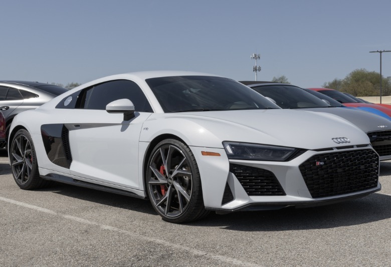 Audi R8 en el estacionamiento