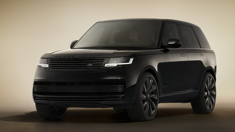 Los tres cuartos delanteros dispararon a AA Black Range Rover en el estudio