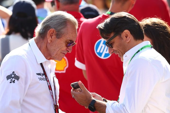 Jackie Ickx habla con invitado en la habitación